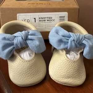 Freshly Picked Cream and Blue Knotted Bow Moccasins size 1 (c2.5) soft sole